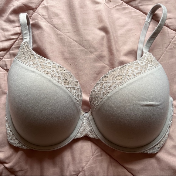 32DDD Victoria’s Secret bra - Picture 2 of 2
